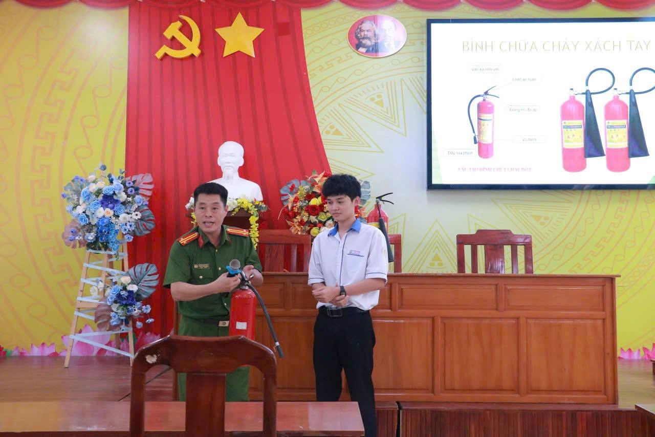 Tổ chức tuyên truyền, tập huấn kỹ năng phòng chống cháy nổ cho học sinh